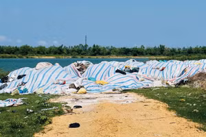 Nhà máy xử lý rác Bắc Quảng Nam chưa hoạt động khiến lượng lớn rác thải phát sinh trên địa bàn Nam Đà Nẵng. Ảnh: Minh Hạnh