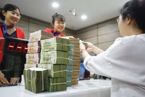 Tín dụng tăng trưởng mạnh, đầu tư hạ tầng gia tăng và nhu cầu sử dụng vốn của các doanh nghiệp rất cao tạo áp lực lên nguồn cung vốn cho nền kinh tế. Ảnh: Nhã Chi