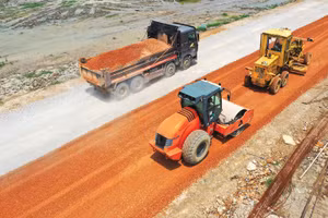Việc áp dụng cơ chế chỉ định thầu linh hoạt hơn đối với một số gói thầu cần triển khai ngay để đẩy nhanh tiến độ giải ngân các dự án đầu tư công, phục vụ mục tiêu tăng trưởng kinh tế 2 con số. Ảnh: Song Lê