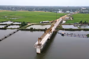 Cầu Tam Tiến phải dừng thi công từ năm 2021 vì vướng mắc trong giải phóng mặt bằng. Ảnh: Hà Minh