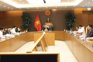 Phó Thủ tướng Chính phủ Nguyễn Hòa Bình chủ trì cuộc họp về hoàn thiện Dự thảo Quy chế hoạt động của Trung tâm Tài chính quốc tế Việt Nam . Ảnh: Nguyễn Hoàng