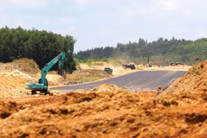 Nhiều doanh nghiệp xây dựng rơi vào cảnh “tiến thoái lưỡng nan” khi tiếp tục thi công sẽ lỗ nặng, nhưng dừng lại thì vi phạm hợp đồng. Ảnh: Song Lê