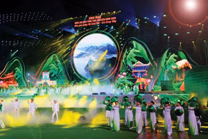 Chương trình Khai mạc Mùa du lịch Thái Nguyên “Hồ trên núi - Trà trong mây” năm 2026 diễn ra vào tối 15/5/2026 tại Quảng trường Võ Nguyên Giáp. Ảnh: Tuấn Anh