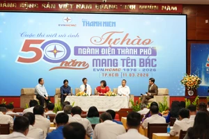 Nhà văn Trầm Hương (áo đỏ), nhiếp ảnh gia Vũ Hải Sơn (áo xanh), Anh hùng lao động Trương Thái Sơn (người đeo caravat) và đại diện 2 khách hàng của ngành điện tham gia chương trình giao lưu