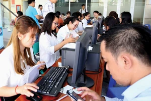 Các đơn vị ngành thuế cần đẩy mạnh hỗ trợ hộ kinh doanh thực hiện chuyển đổi phương thức quản lý thuế. Ảnh: Song Lê