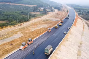 Các chiêu thức cài cắm thông số độc quyền được phản ánh lan sang cả lĩnh vực xây dựng hạ tầng khi đi sâu vào mảng vật tư, vật liệu. Ảnh: Văn Thùy