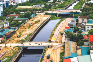 Hạng mục cứng hóa kênh dẫn nước La Khê bị chậm tiến độ do vướng mắc giải phóng mặt bằng. Ảnh: Lê Hải