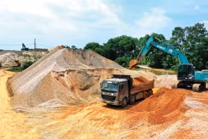 Tình trạng đơn giá, định mức lạc hậu so với thực tế đang “bào mòn” năng lực tài chính, gây nên một làn sóng rút lui âm thầm khỏi thị trường xây dựng của các nhà thầu. Ảnh: Lê Công