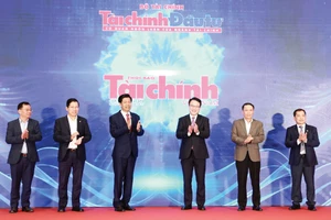 Thứ trưởng Bộ Tài chính Trần Quốc Phương và các đại biểu thực hiện nghi thức khai trương giao diện mới báo điện tử Báo Tài chính - Đầu tư. Ảnh: Đức Thanh