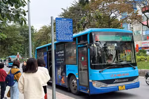 Hà Nội sắp mở thầu 12 gói thầu vận tải xe buýt có tổng giá 2.399 tỷ đồng. Ảnh: Tiến Giang