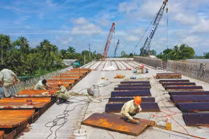 Nhà thầu đang huy động tối đa nhân sự, thiết bị để tăng tốc thi công bù khối lượng chậm thời gian qua. Ảnh: Song Lê