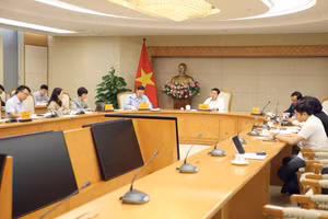 Phó Thủ tướng Trần Hồng Hà chủ trì cuộc họp cho ý kiến hoàn thiện Dự thảo Nghị định về khuyến khích doanh nghiệp đầu tư vào lĩnh vực nông nghiệp, nông thôn. Ảnh: Minh Khôi