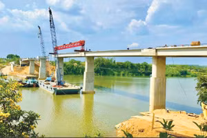 Cầu Hiếu Liêm phục vụ công tác hậu cần thi công Nhà máy Thủy điện Trị An mở rộng dự kiến được đưa vào sử dụng trước 30/6/2026. Ảnh: Nguyễn Tuấn