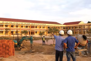 Nhà thầu trúng Gói thầu Thi công xây dựng thuộc Dự án Cải tạo, sửa chữa Trường THCS Võ Văn Truyện (Tây Ninh) có giá dự thầu cao nhất. Ảnh: Phạm Thùy Linh