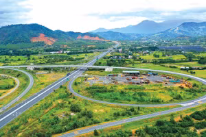 Việt Nam dự kiến chi khoảng 320 tỷ USD vốn đầu tư công trong giai đoạn 2026 - 2030, chủ yếu cho năng lượng, giao thông và logistics, nhằm tháo gỡ các điểm nghẽn hạ tầng. Ảnh: Lê Tiên