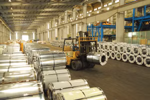 Nhiều doanh nghiệp tôn mạ “xoay trục” về thị trường nội địa trước áp lực từ các rào cản thương mại quốc tế. Ảnh: Nhã Chi