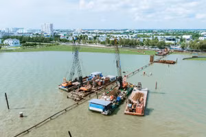 Trên công trường Dự án Đầu tư xây dựng công trình cầu trên tuyến đường bộ ven biển kết nối từ An Biên - TP. Rạch Giá. Ảnh: Ngọc Tuấn