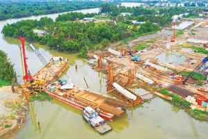 Tổng nguồn vốn đầu tư công trung hạn giai đoạn 2026 - 2030 dự kiến là 8,22 triệu tỷ đồng, bao gồm ngân sách trung ương 3,8 triệu tỷ đồng và ngân sách địa phương 4,42 triệu tỷ đồng. Ảnh: Lê Tiên