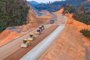 Hàng loạt nút thắt pháp lý được tháo gỡ, thúc đẩy việc triển khai hàng loạt dự án mới cũng như tái khởi động các dự án tồn đọng trên toàn quốc. Ảnh: An Chi