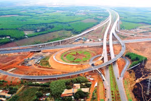 Cao tốc Biên Hòa - Vũng Tàu dự kiến khai thác tạm tuyến chính từ nút giao Long Thành đến Quốc lộ 56 trước 30/4/2026. Ảnh: A. Lộc