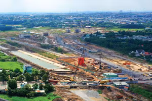 Các nhà thầu đang tăng tốc triển khai thi công một số dự án giao thông trọng điểm của TP. Đồng Nai. Ảnh: Song Lê