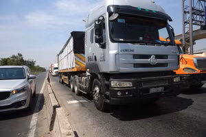 Giá xăng dầu tăng cao làm gia tăng chi phí đầu vào của các ngành vận tải, sản xuất và logistics, tạo áp lực lạm phát chi phí đẩy. Ảnh: Song Lê