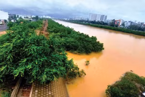 Dự án Chống hạn, xói lở và ngập lụt thích ứng với biến đổi khí hậu tỉnh Khánh Hòa có tổng mức đầu tư gần 950 tỷ đồng, được đầu tư nhằm góp phần khắc phục hạn hán, điều tiết nguồn nước giữa các lưu vực. Ảnh minh họa: Phan Sông Ngân