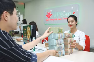 Chủ trương linh hoạt quy định về hạn mức sử dụng nguồn vốn huy động để cho vay được kỳ vọng tăng tính thanh khoản cho hệ thống ngân hàng, hỗ trợ nền kinh tế tăng tốc. Ảnh: Song Lê