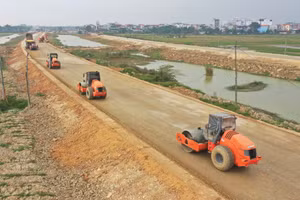 Việc điều chỉnh hợp đồng xây dựng sẽ góp phần tháo gỡ khó khăn cho nhà thầu, qua đó đẩy nhanh tiến độ triển khai các dự án đầu tư công. Ảnh: Song Lê