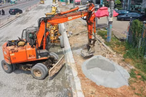 Giá nhiên liệu và nguyên vật liệu tăng mạnh so với giá trúng thầu khiến một số nhà thầu phải đối mặt với rủi ro thua lỗ nếu ký hợp đồng. Ảnh: Phúc An