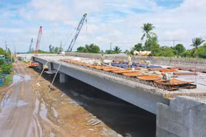 Thách thức lớn hiện nay là tình trạng khan hiếm lao động trầm trọng trong mọi lĩnh vực, từ hạ tầng giao thông đến dân dụng. Ảnh: Lê Tiên