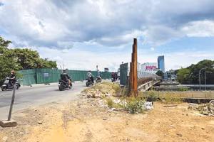 Công trình nâng cấp, mở rộng cầu Vỹ Dạ (TP. Huế) dở dang sau 5 năm thi công. Ảnh: Phan Tấn Hùng