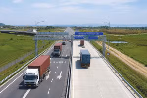 Tại Dự án thành phần cao tốc Hàm Nghi - Vũng Áng (Hà Tĩnh) dài 54,2 km, các nhà thầu đã xuất sắc rút ngắn 7 tháng thi công, chính thức đưa Dự án vào khai thác thu phí từ ngày 15/7/2026. Ảnh: Tiên Giang