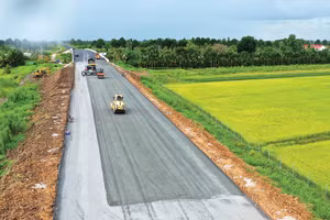 Thực tế thi công tại Dự án cao tốc Châu Đốc - Cần Thơ - Sóc Trăng giai đoạn 1. Ảnh: Tiên Giang