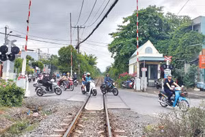 Phạm vi thi công Gói thầu XL03 Xây dựng hầm chui HC1, cải tạo, mở rộng đường Phạm Văn Đồng phạm vi nút giao có liên quan đến tuyến đường sắt hiện hữu. Ảnh: Ngọc Tuấn
