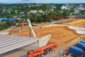 Nhiều nhà thầu đã đầu tư đổi mới công nghệ theo hướng sử dụng thiết bị tiết kiệm nhiên liệu, từng bước chuyển sang máy móc sử dụng điện hoặc năng lượng sạch. Ảnh: Song Lê