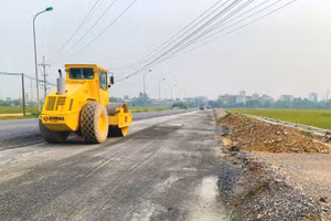 Dự báo trong ngắn hạn, giá nhiên, vật liệu phục vụ công tác xây dựng, bảo trì đường bộ sẽ ở mức cao, gây khó khăn có công tác triển khai các gói thầu xây lắp, sửa chữa. Ảnh: Gia Khoa