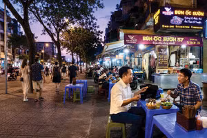 Tỷ trọng cơ sở phi chính thức tại các đô thị lớn có xu hướng giảm. Ảnh: Tiến Giang