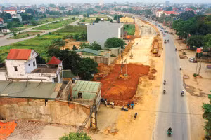 Việc áp dụng hai loại hợp đồng trọn gói, đơn giá cố định với các dự án chịu tác động lớn của công tác giải phóng mặt bằng và biến động giá vật liệu tiềm ẩn nhiều rủi ro cho cả chủ đầu tư và nhà thầu. Ảnh: Lê Gia Khoa