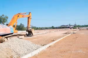 Nhiều khu tái định cư đang được xây dựng phục vụ giải phóng mặt bằng Dự án Đường sắt tốc độ cao trên trục Bắc - Nam qua TP. Huế. Ảnh: Hà Minh