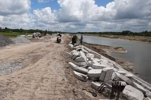 Dự án Xử lý xói lở và gia cố lòng sông thị trấn Gành Hào, huyện Đông Hải, tỉnh Bạc Liêu (nay là tỉnh Cà Mau) có tổng mức đầu tư sau điều chỉnh hơn 310 tỷ đồng. Ảnh: Song Lê