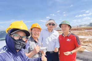 Có những bài báo được viết từ lớp bụi đỏ trên công trường, từ tiếng động cơ không ngừng giữa trưa nắng hay từ những cuộc trò chuyện gấp gáp với đội ngũ thi công...