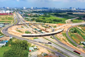 Việc tiếp tục hoàn thiện Luật Đấu thầu có tác động rất lớn đến hiệu quả giải ngân vốn đầu tư công, đáp ứng mục tiêu tăng trưởng 2 con số. Ảnh: Nhã Chi