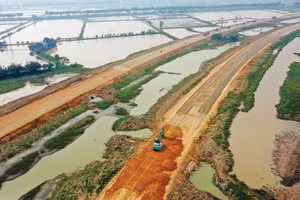 Nhiều nhà thầu giao thông chủ động tìm kiếm nguồn cung vật liệu, ưu tiên thi công dứt điểm những đoạn tuyến đã đủ mặt bằng, vật liệu và điều kiện nghiệm thu để bảo đảm tiến độ dự án. Ảnh: Lê Công