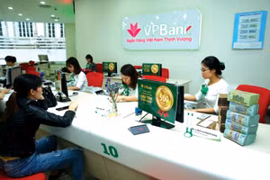 Các ngân hàng thương mại cam kết đồng thuận giảm lãi suất tiền gửi và lãi suất cho vay để hỗ trợ thúc đẩy tăng trưởng kinh tế. Ảnh: Lê Tiên