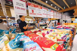 Cần bảo đảm cân đối cung cầu thị trường, nhất là với các mặt hàng thiết yếu như xăng dầu, lương thực, thực phẩm... nhằm kiểm soát lạm phát. Ảnh: Nguyên Lê