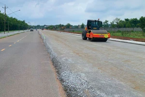 Gói thầu xây dựng đường Nguyễn Thị Hạnh (tỉnh Tây Ninh) có giá 7,134 tỷ đồng, do Phòng Kinh tế hạ tầng và đô thị phường Long An mời thầu. Ảnh: Tiên Giang
