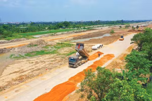 Để tháo gỡ khó khăn cho nhà thầu, nhiều chủ đầu tư đề xuất được điều chỉnh giá hợp đồng hoặc điều chỉnh hình thức hợp đồng trọn gói/đơn giá cố định sang hình thức hợp đồng có điều chỉnh giá. Ảnh: Lê Tiên