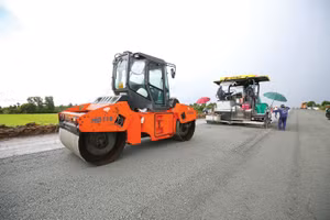 Năm 2025, cả nước đã triển khai lựa chọn nhà thầu cho 299.283 gói thầu với tổng giá gói thầu 1.859.589 tỷ đồng, tổng giá trúng thầu 1.730.691 tỷ đồng. Ảnh: Lê Tiên