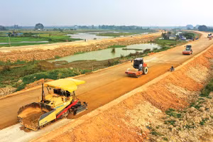 Tiến độ giải ngân đầu tư công cần được cải thiện mạnh mẽ, qua đó tạo hiệu ứng lan tỏa, kích thích tổng cầu của nền kinh tế. Ảnh: Nhật Tuệ
